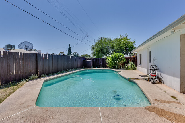 Building Photo - COMPLETELY REMODELED HOME WITH POOL LOCATE...