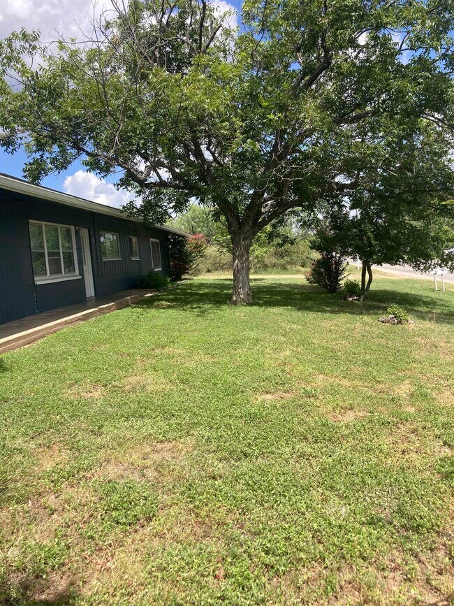 Building Photo - 1635 River Oaks Dr