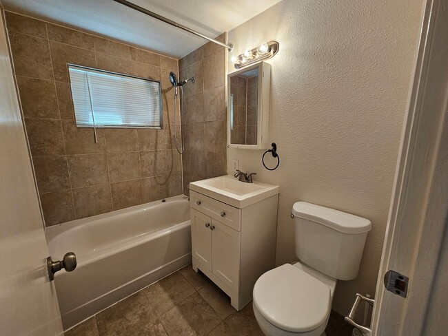 Building Photo - Franklin Triplex - Golden Dev