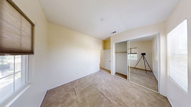 Building Photo - Spacious 4 bedroom 3 bath