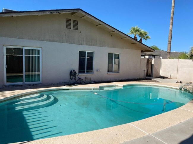 Building Photo - Pool & Built In BBQ