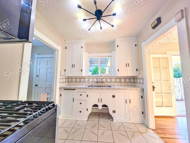 Building Photo - Upgraded Bungalow with Garage