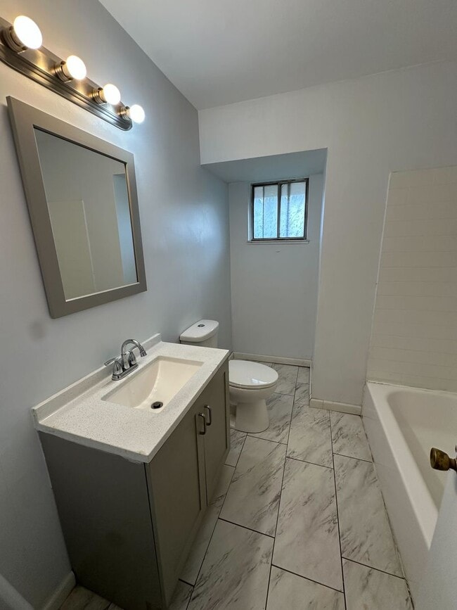 Building Photo - Discover this newly renovated 3-bedroom, 1.5-bath home in Euclid