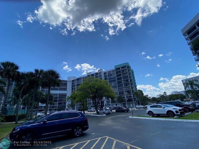 Building Photo - 400 Leslie Dr