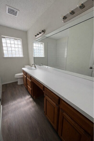 Building Photo - 817 Wade Dr