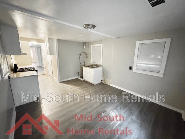 Building Photo - 1536 Brookins St