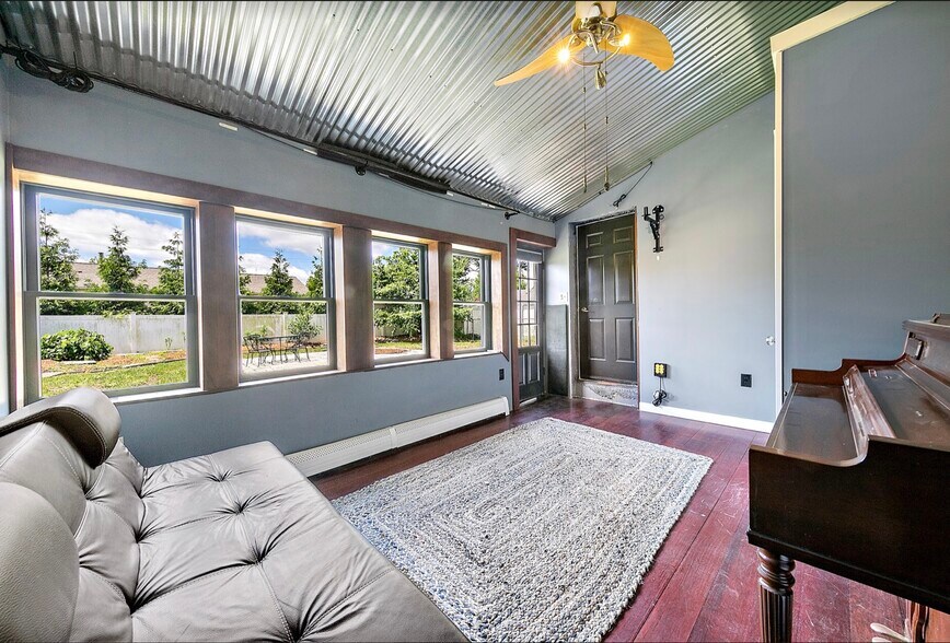 Private Back Room Studio/Workspace Overlooking the Garden Area - 8 Calvert Ave