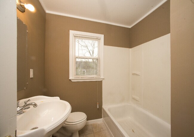 Building Photo - Coming Soon-1/3/2026-Charming 3 Bedroom Home **MOVE IN SPECIAL**