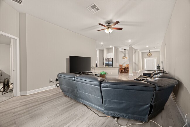 Building Photo - 2605 Golden Palms Ln