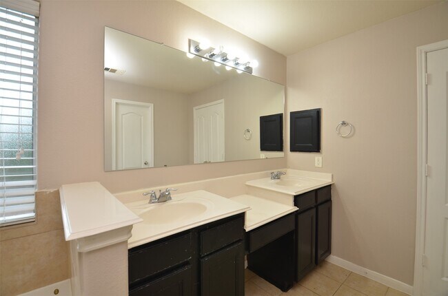 Building Photo - 2707 Roaring Oaks Ln