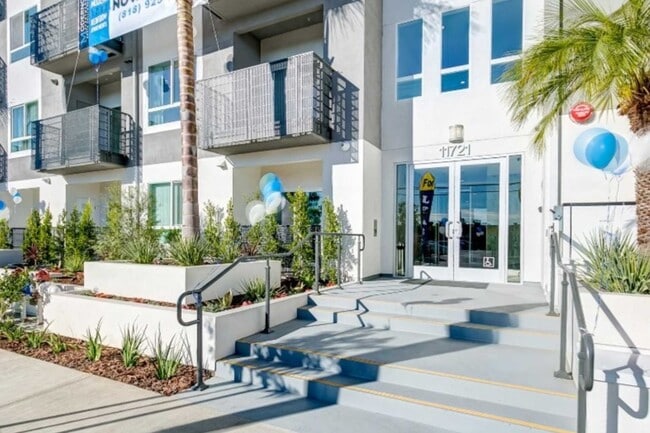 Building Photo - Moderno Apartments