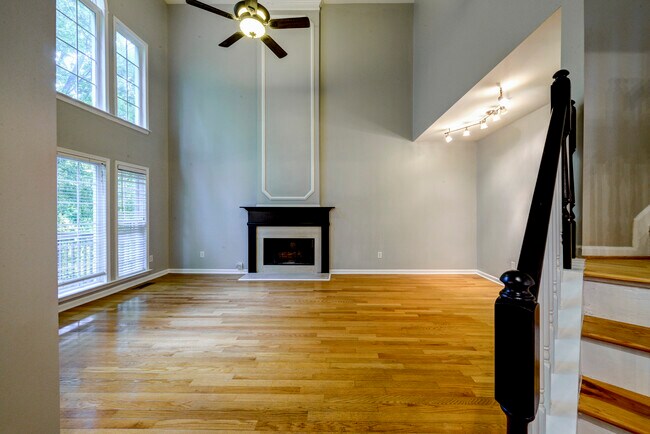 Building Photo - 3627 Chestnut Dr