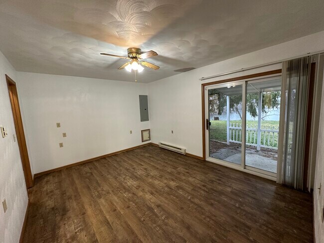 Building Photo - 1072 Lakeshore Dr