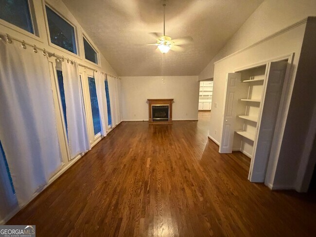 Building Photo - 2022 Woodbine Terrace NE