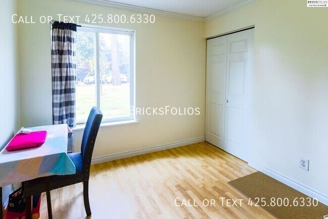 Building Photo - Prime Bellevue Condo, conveniently located...