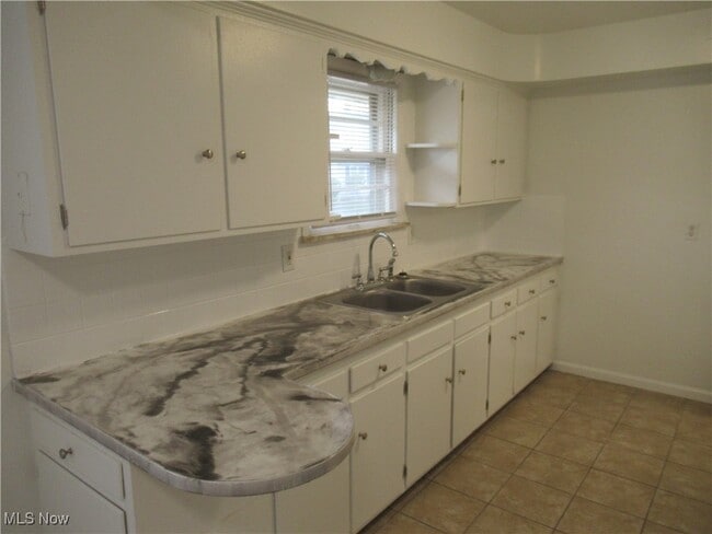 Building Photo - 285 Marion Dr