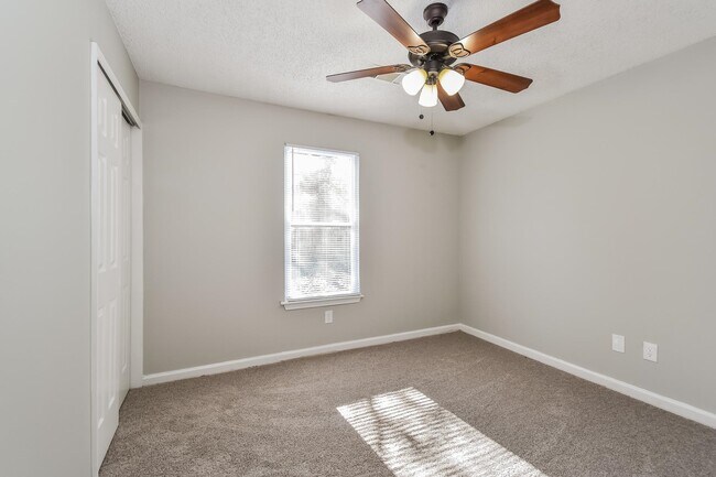 Building Photo - 7111 Peppermill Ln