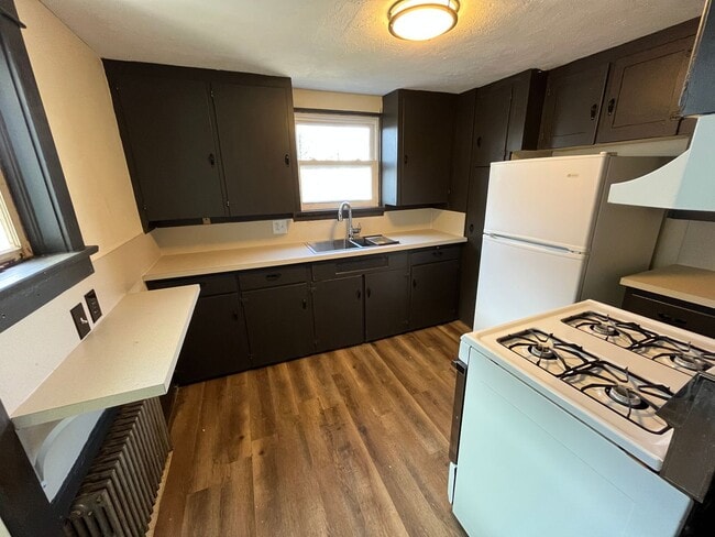 Building Photo - 896-900 Grove Street