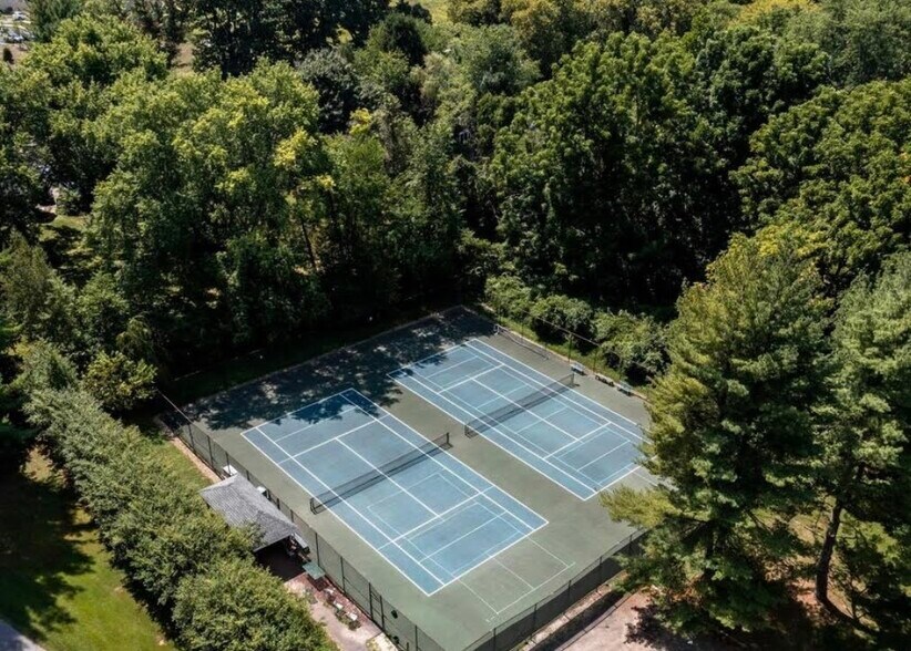 Building Photo - 429 Drummers Ln