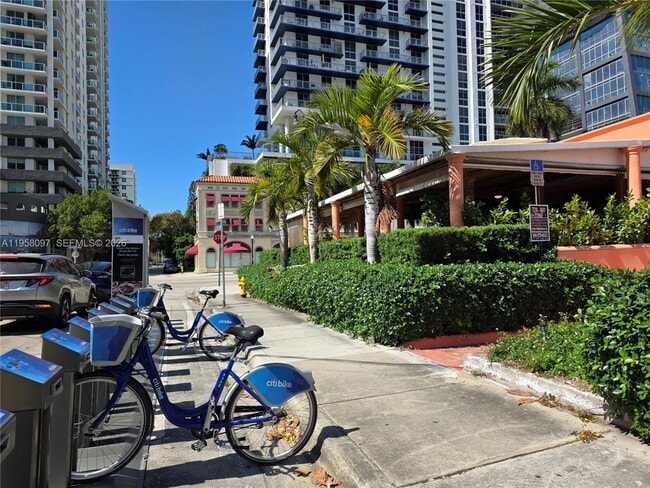 Building Photo - 471 NE 25th St