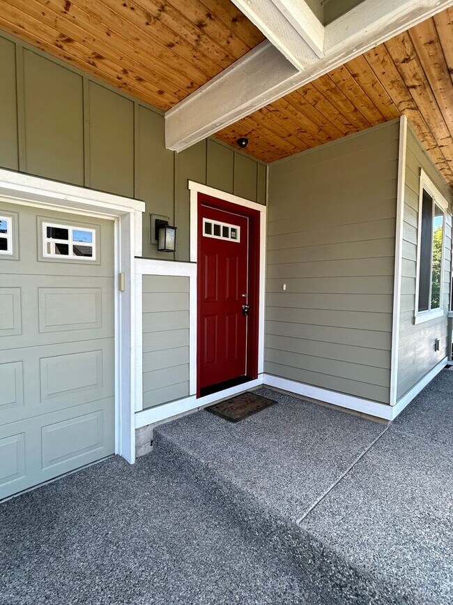 Building Photo - Newer Duvall 5 Bedroom 3 Bath Luxury Home