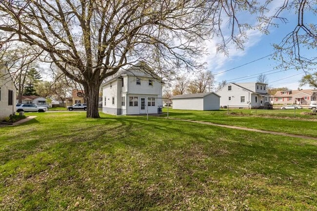 Building Photo - Southside 3BR house w/ garage and quartz countertops!