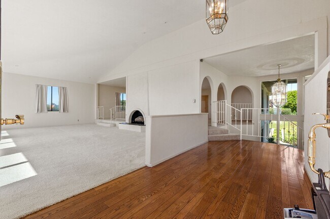 Building Photo - Ocean View Prime Location