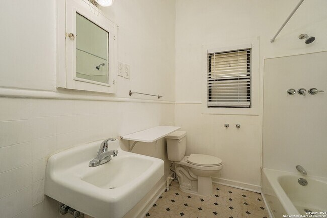 Building Photo - 115 E Lambert St