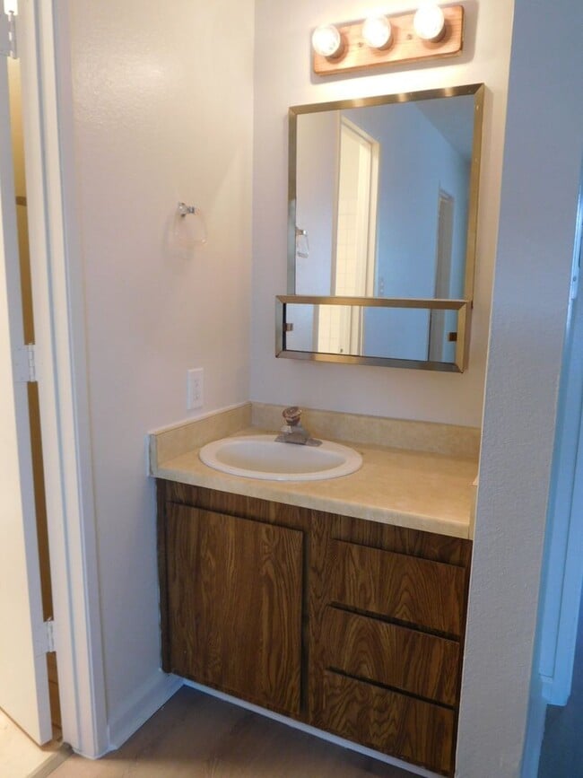 Building Photo - Cute 1 Bedroom close to Victorian Square