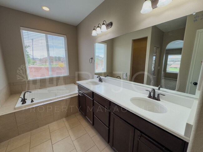 Building Photo - Large Well-Maintained Peyton Home