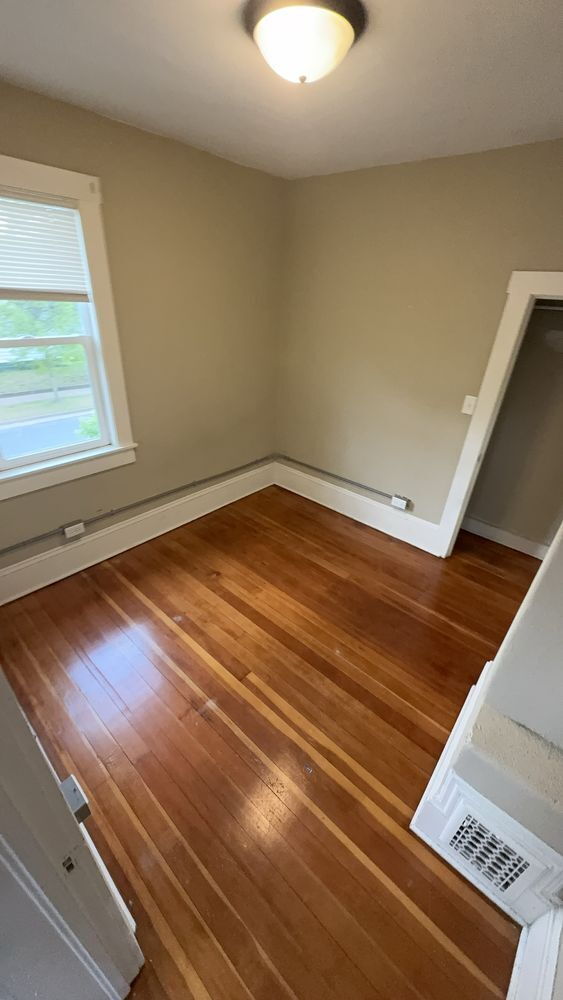 Building Photo - 3 bed 1 bath close to Water St. and UWEC! Available June 1st