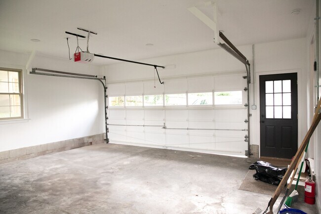 Building Photo - 200 Sewanee Cir