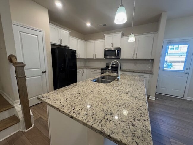 Building Photo - Exchange at 401