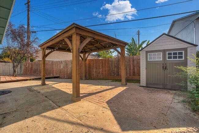 Building Photo - 290 Lindley Dr