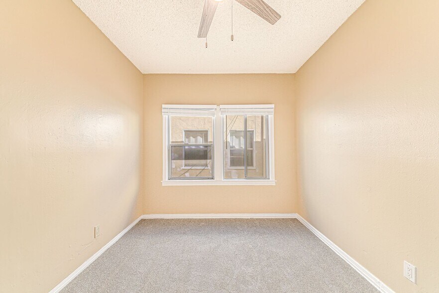 Building Photo - 1324 N Peterson Ave