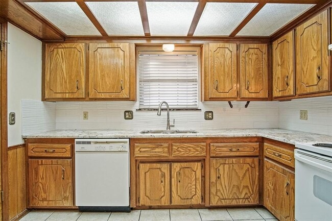 Building Photo - 1125 N Patterson Dr