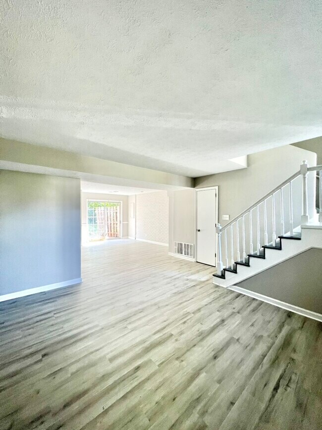 Building Photo - 1362 Dix Dr