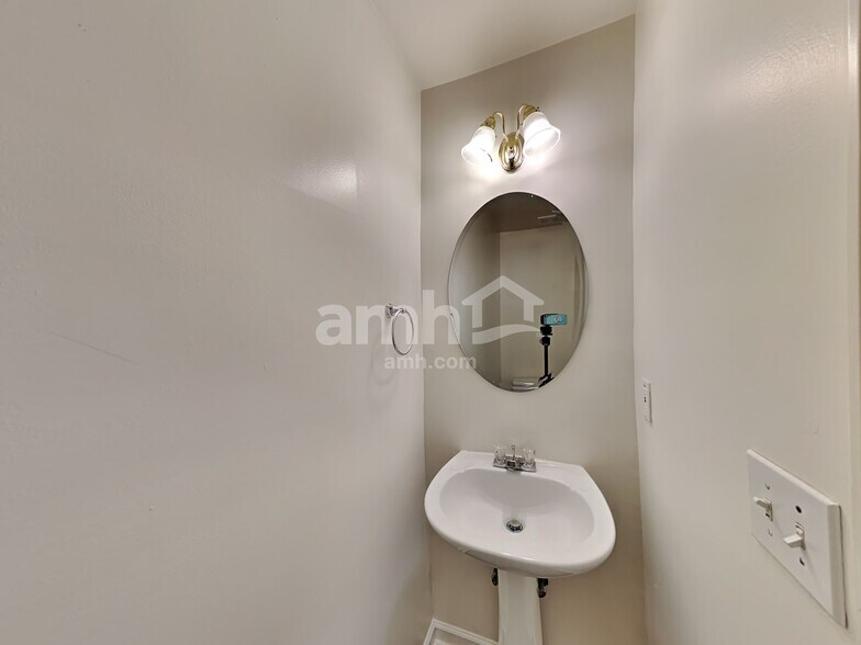 Building Photo - 714 Ridgewood Way