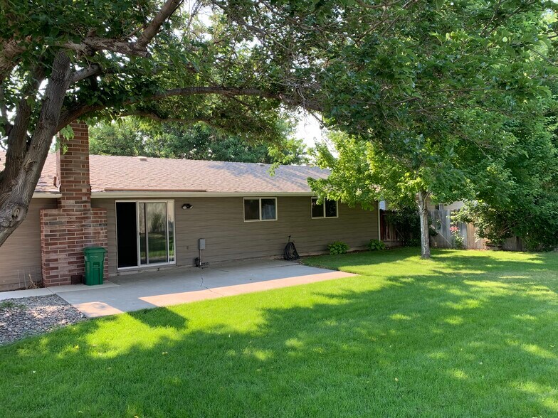 Building Photo - 2960 Chavez Dr
