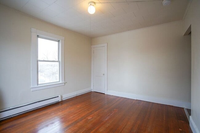 Building Photo - 70 Maple St