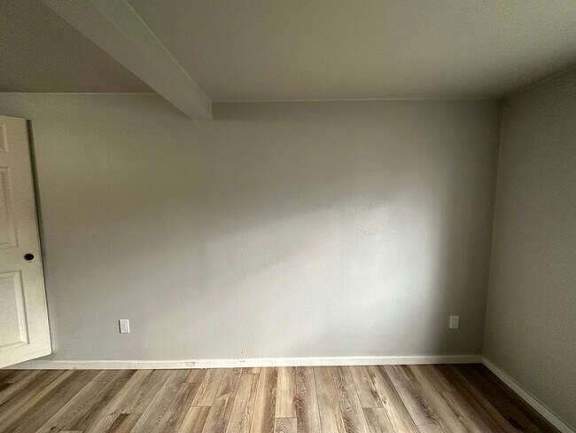 Building Photo - 1010 E 8th St