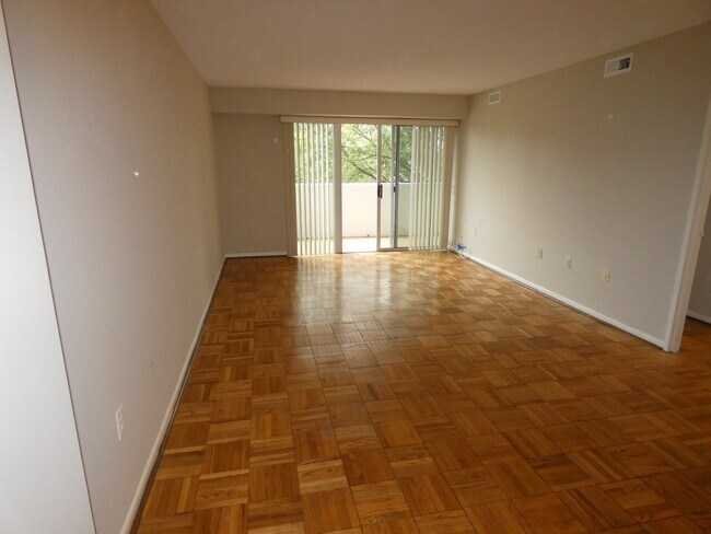 Building Photo - Renovated 1BR, 1BA + Garage Space. 2 Block...