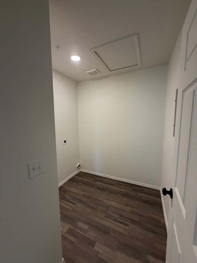 Building Photo - BRAND NEW TOWNHOME!