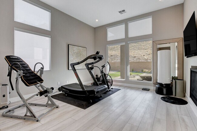 Building Photo - Mesa Ridge Luxury Oasis Feathertop