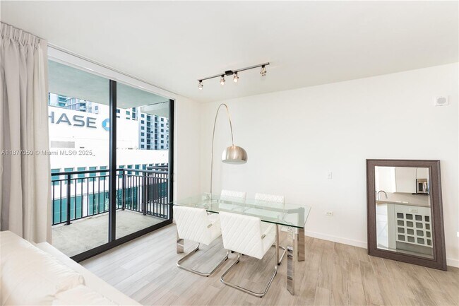 Building Photo - 999 SW 1st Ave