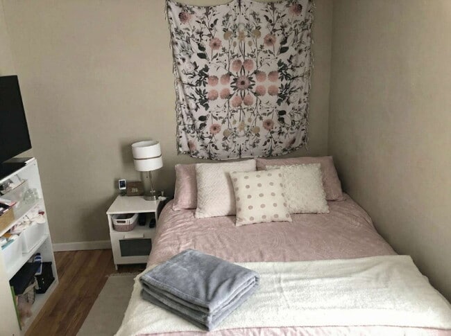 Building Photo - Great 4 Bed 1 Bath close to UWEC!