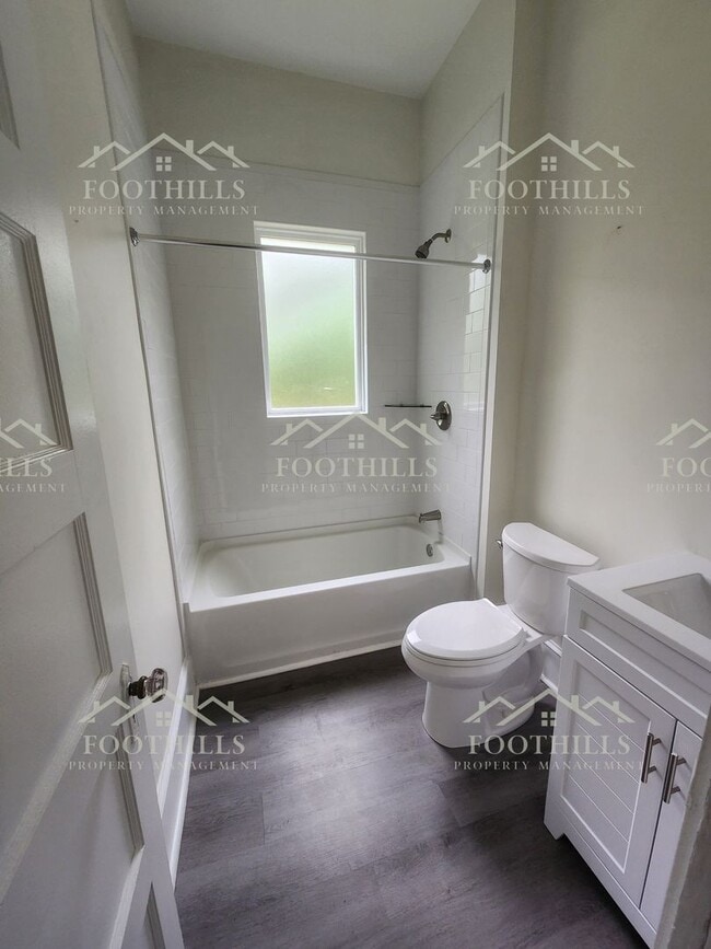 Building Photo - Newly Renovated 3-Bedroom Home Near Downto...