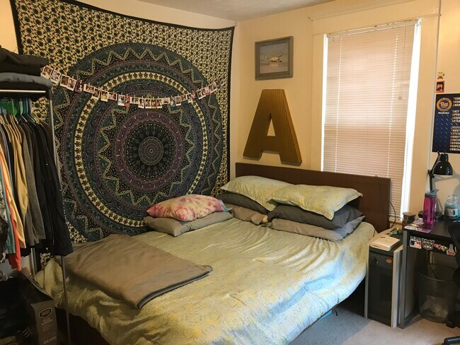 Building Photo - 223 Dunseith St