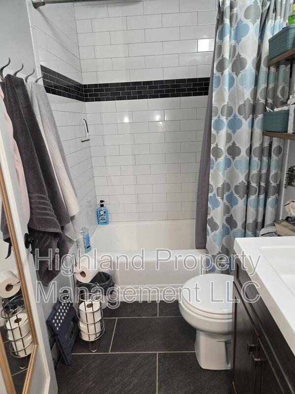 Building Photo - 1160 NE Lake St