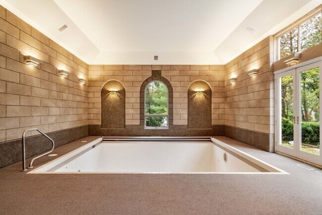 Building Photo - 12 Summit Rd